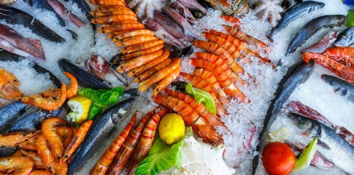 fresh-seafood-in-the-fridge-of-the-seafood-restaurant-in-crete-greece-2